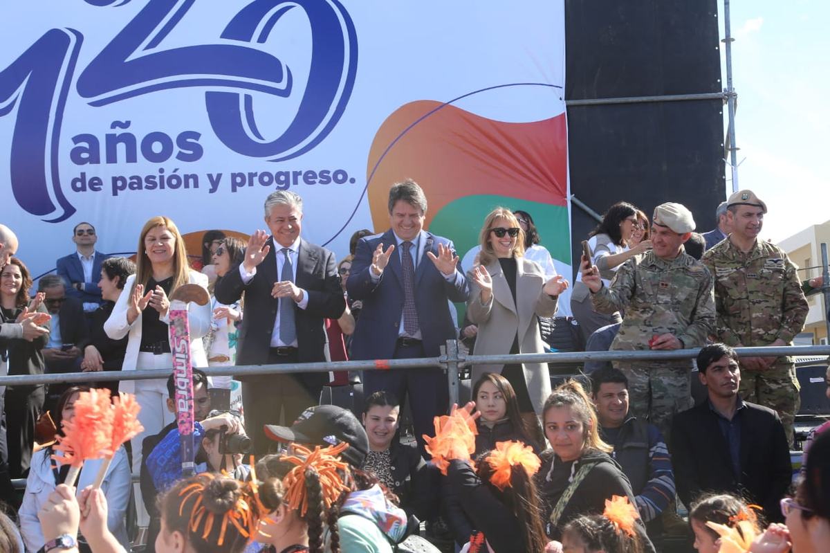 02-120 aniversario Neuquen capital-Acto aniversario-Rolando Figueria-Marinao Gaido