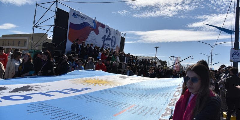 03- Neuquén capital-Bandera Argentina-Aniversario 120 Neuquen capital