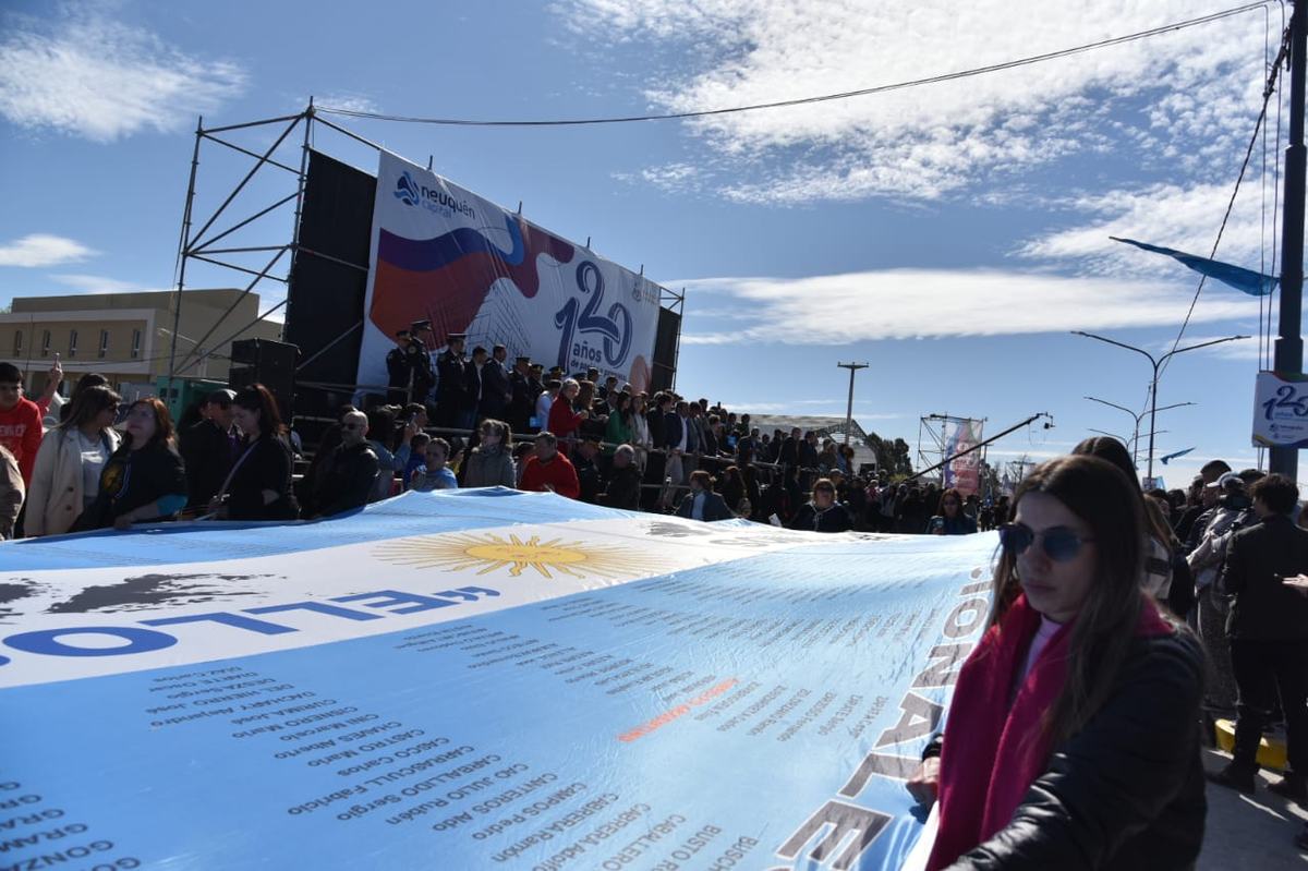 03- Neuquén capital-Bandera Argentina-Aniversario 120 Neuquen capital