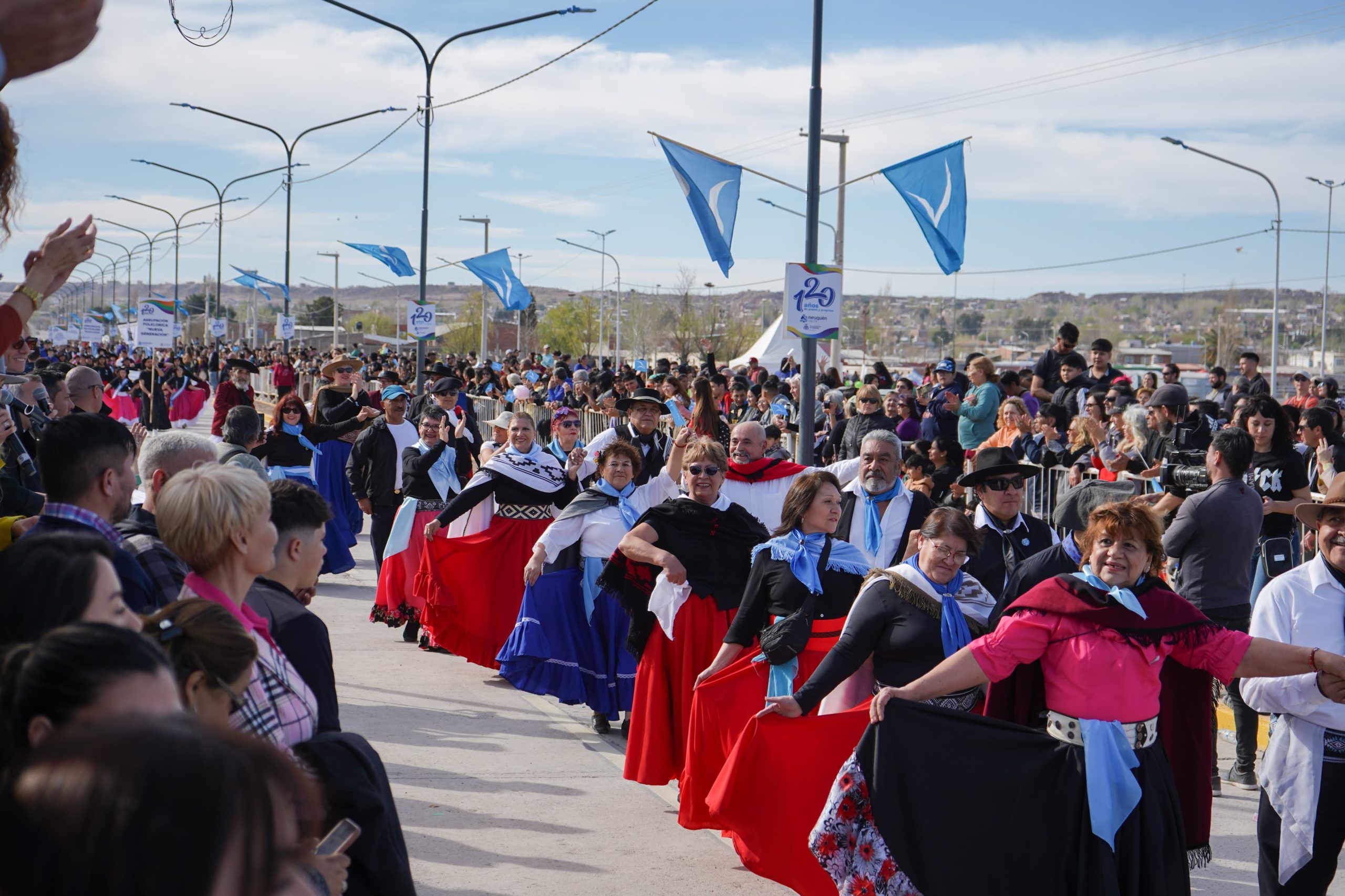 Más de 45 mil personas asistieron al desfile por los festejos por el 120 aniversario de la ciudad de Neuquén